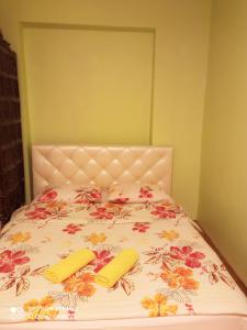 リヴィウにあるApartment On Katedralnaのベッド1台(上に黄色い枕2つ付)