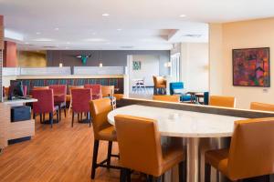 una sala de espera con mesa y sillas en TownePlace Suites by Marriott Austin Round Rock, en Round Rock