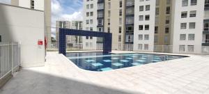 una piscina en medio de un edificio en Hermoso apartamento pereira con parking y piscina, en Pereira
