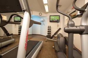 - une salle de sport avec des appareils de cardio-training et une télévision dans la chambre dans l'établissement TownePlace Suites by Marriott Fort Meade National Business Park, à Annapolis Junction