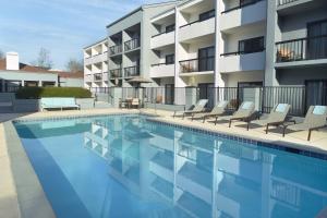 a swimming pool in front of a building at Courtyard Charlotte SouthPark in Charlotte