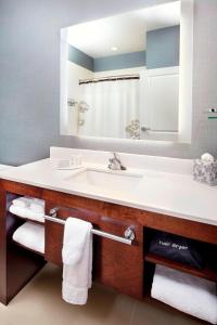 W łazience znajduje się umywalka i lustro. w obiekcie Residence Inn by Marriott Columbus Dublin w mieście Dublin