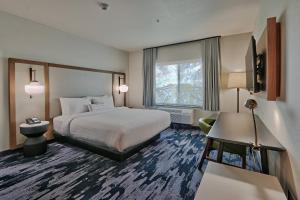 Fairfield Inn & Suites by Marriott Albuquerque North في ألباكيركي: غرفه فندقيه بسرير ونافذه