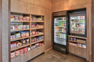 eine Küche mit 2 Kühlschränken mit Lebensmitteln in der Unterkunft Fairfield Inn & Suites by Marriott Albuquerque North in Albuquerque