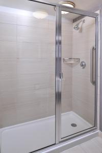 um chuveiro com uma porta de vidro na casa de banho em Courtyard Atlanta Suwanee em Suwanee