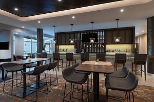 ダラスにあるSpringHill Suites by Marriott Dallas Richardson/University Areaのテーブルと椅子が備わるレストラン