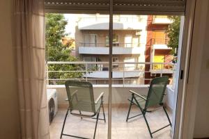 un patio con 2 sillas y una mesa en el balcón en Adorable Ambiente en Buenos Aires