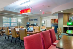 TownePlace Suites by Marriott Baltimore BWI Airport في لينثيكوم هايتس: غرفة طعام مع طاولة وكراسي