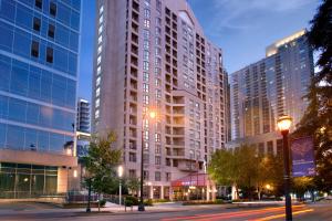 Atlanta Marriott Suites Midtown في أتلانتا: شارع المدينة فيه مباني طويلة واضاءة الشارع