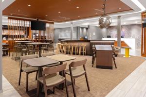 a restaurant with tables and chairs and a bar at SpringHill Suites by Marriott Beaufort in Beaufort
