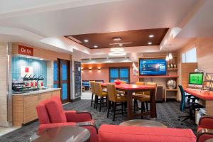 a dining room and kitchen with a table and chairs at TownePlace Suites by Marriott Ontario-Mansfield in Mansfield