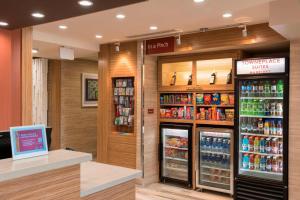 un negozio di alimentari con due frigoriferi e bevande di TownePlace Suites by Marriott Ontario-Mansfield a Mansfield