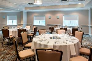 uma sala de conferências com mesas e cadeiras com copos de vinho em Delta Hotels by Marriott Basking Ridge em Basking Ridge