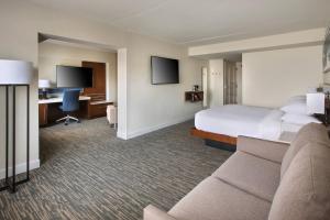 um quarto de hotel com uma cama e uma secretária em Delta Hotels by Marriott Basking Ridge em Basking Ridge