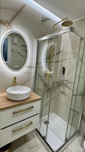 y baño con ducha y lavamanos. en Pietranera studio proche de la mer à 2km de Bastia en Palagaccio