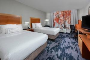 シャーロッツヴィルにあるFairfield Inn & Suites by Marriott Charlottesville Northのベッド2台、薄型テレビが備わるホテルルームです。