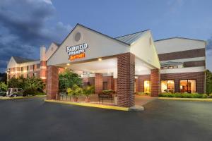 un hôtel avec un panneau à l'avant dans l'établissement Fairfield Inn & Suites by Marriott Charlottesville North, à Charlottesville