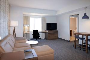 A seating area at Residence Inn by Marriott Colorado Springs First & Main