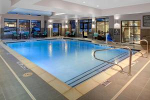 uma grande piscina no átrio do hotel em Residence Inn by Marriott Dallas Allen/Fairview em Fairview