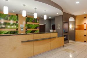 un vestíbulo de un hospital con mostrador de recepción en SpringHill Suites Charlotte Lake Norman/Mooresville en Mooresville