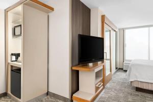 SpringHill Suites Flagstaff的电视和/或娱乐中心