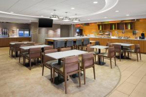SpringHill Suites Flagstaff餐厅或其他用餐的地方