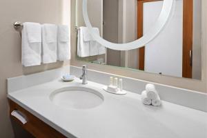 SpringHill Suites Flagstaff的一间浴室