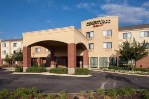 a front view of a hotel with a parking lot at Courtyard by Marriott Birmingham Trussville in Trussville