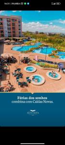 una foto de una gran piscina con gente en ella en Alta Vista Thermas Resort, en Caldas Novas
