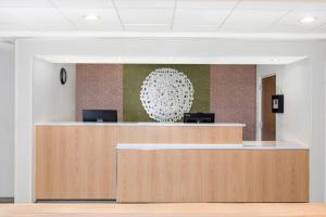 un hall de bureau avec une réception et un grand orb dans l'établissement Fairfield Inn by Marriott Evansville East, à Evansville