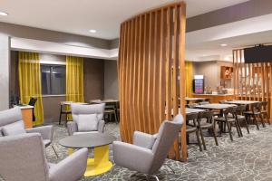 a dining room with tables and chairs and a bar at SpringHill Suites by Marriott Cleveland Solon in Solon