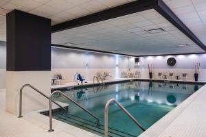 - une grande piscine dans une salle d'hôpital dans l'établissement Renaissance Chicago O'Hare Suites Hotel, à Rosemont