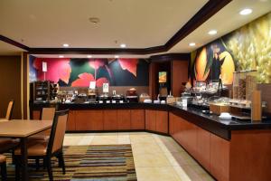 een restaurant met een bar en een tafel en stoelen bij Fairfield Inn Hartford Airport in Windsor Locks