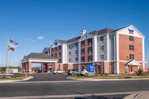 um grande edifício com carros estacionados num parque de estacionamento em Fairfield Inn & Suites by Marriott Easton em Easton