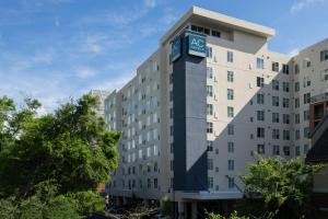 un bâtiment avec une horloge sur son côté dans l'établissement AC Hotel by Marriott Gainesville Downtown, à Gainesville