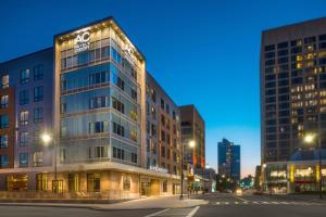 un edificio con un cartel en el costado en AC Hotel by Marriott Worcester, en Worcester