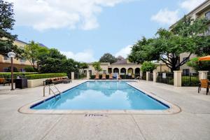 a swimming pool in the middle of a courtyard at Courtyard Dallas Medical Market Center in Dallas