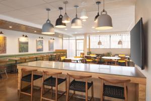 a dining area with tables and chairs in a restaurant at Fairfield Inn & Suites by Marriott Fresno North/Shaw Avenue in Fresno