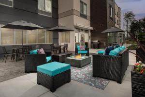 un patio con sillas de mimbre y una hoguera en Fairfield by Marriott Inn & Suites Aberdeen, en Aberdeen