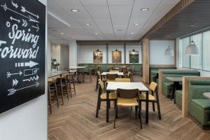 een restaurant met tafels en stoelen en een schoolbord bij Fairfield by Marriott Inn & Suites Aberdeen in Aberdeen