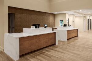 un vestíbulo con dos escritorios de recepción en una oficina en Residence Inn by Marriott Jackson Airport, Pearl, en Pearl