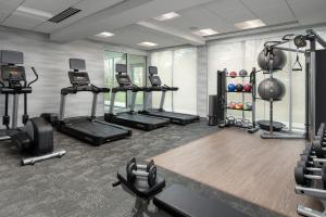 - une salle de sport avec plusieurs tapis de course et appareils de cardio-training dans l'établissement Fairfield by Marriott Inn & Suites Aberdeen, à Aberdeen