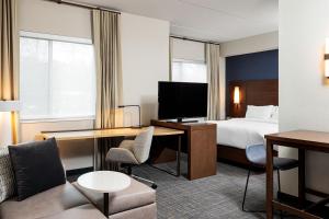 Cette chambre comprend un lit et un bureau. dans l'établissement Residence Inn by Marriott Jackson Airport, Pearl, à Pearl
