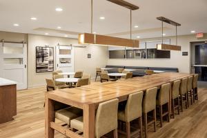 une salle à manger avec une grande table et des chaises en bois dans l'établissement Residence Inn by Marriott Jackson Airport, Pearl, à Pearl