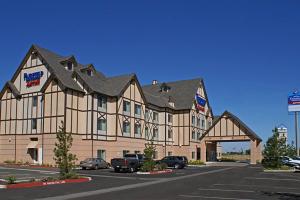 un gran edificio con coches estacionados en un estacionamiento en Fairfield Inn & Suites by Marriott Selma Kingsburg, en Kingsburg