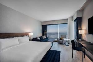 um quarto de hotel com uma cama e uma grande janela em AC Hotel by Marriott Denver Downtown em Denver