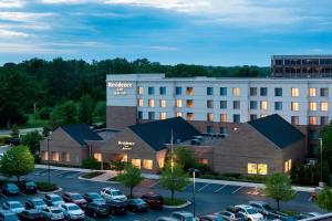 a hotel with cars parked in a parking lot at Residence Inn by Marriott Chicago Lake Forest/Mettawa in Mettawa