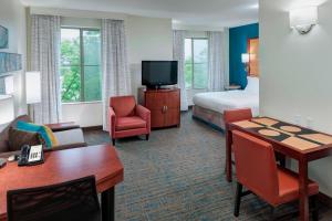 Habitación de hotel con cama, escritorio y TV. en Residence Inn by Marriott Chicago Lake Forest/Mettawa, en Mettawa