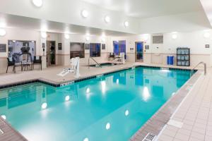 - une grande piscine d'eau bleue dans une chambre d'hôtel dans l'établissement Residence Inn by Marriott Chicago Lake Forest/Mettawa, à Mettawa