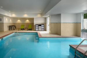 una piscina de agua azul en un edificio en SpringHill Suites Nashville MetroCenter en Nashville